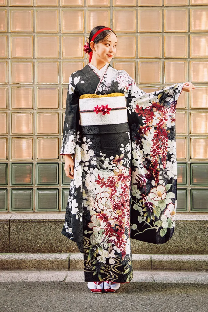 黒地に深紅の藤の花とラインストーンの振袖