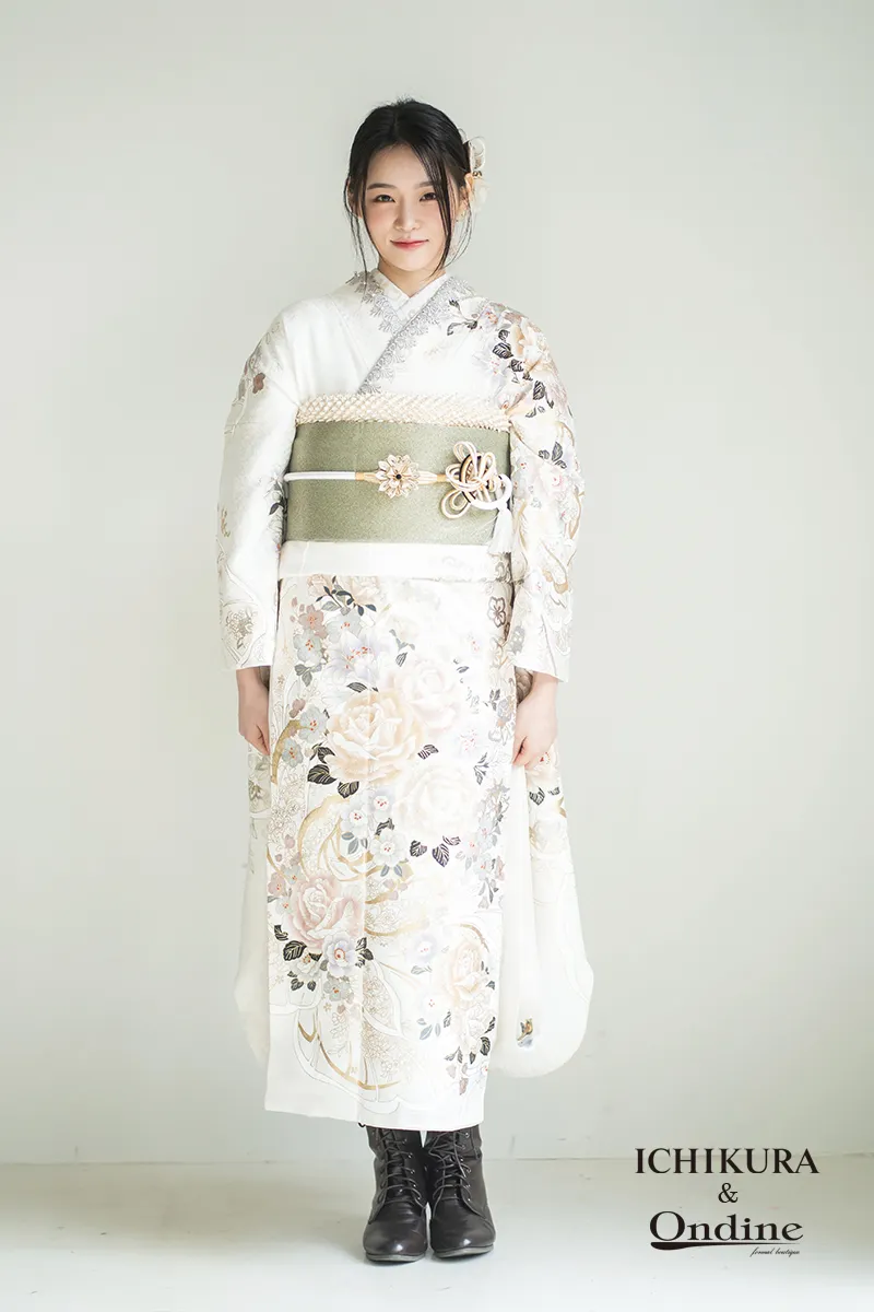 白地に咲く優美な薔薇と金銀パールの輝き