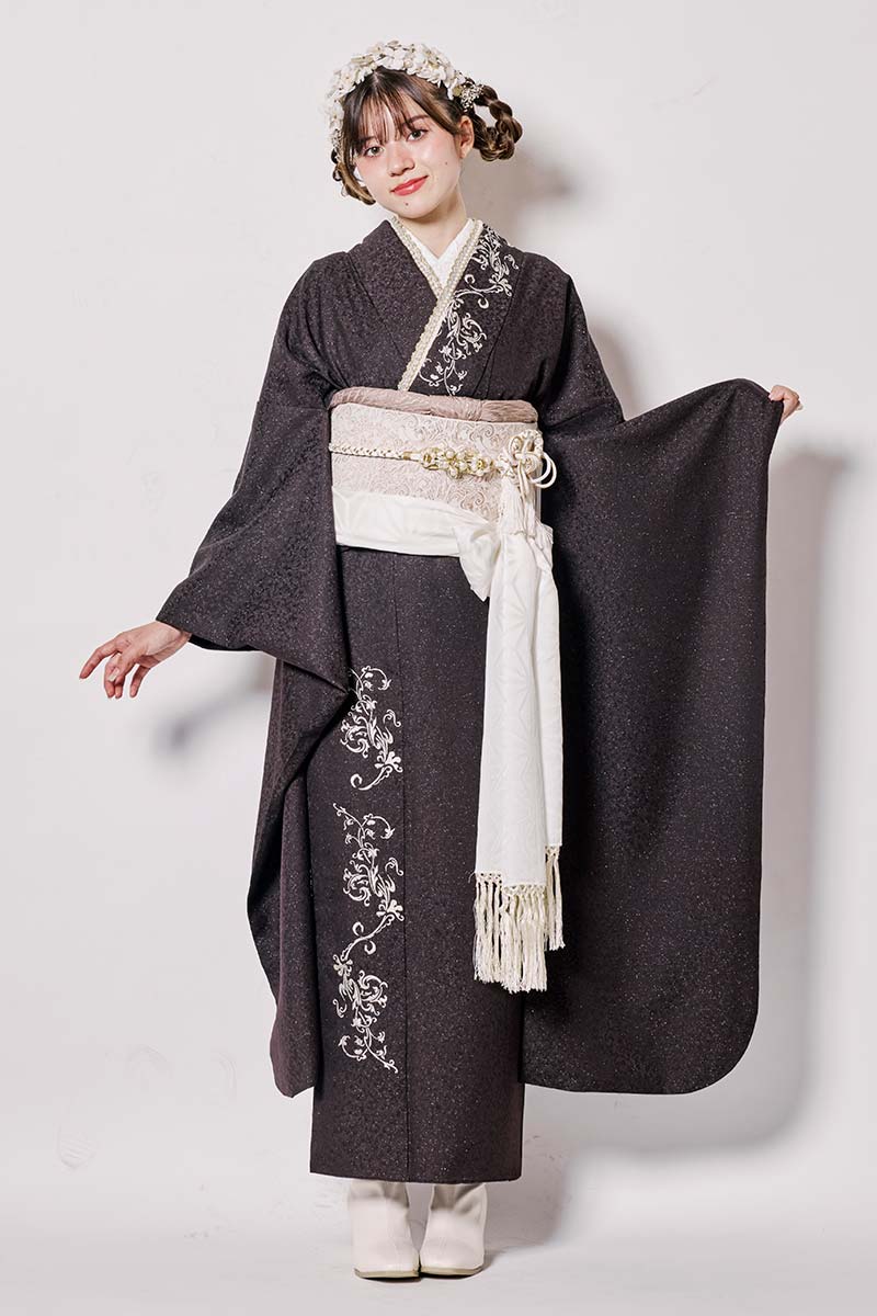 ミルキーカラーに朱赤を組み合わせた振袖【MK-801】 / まるやま・京彩