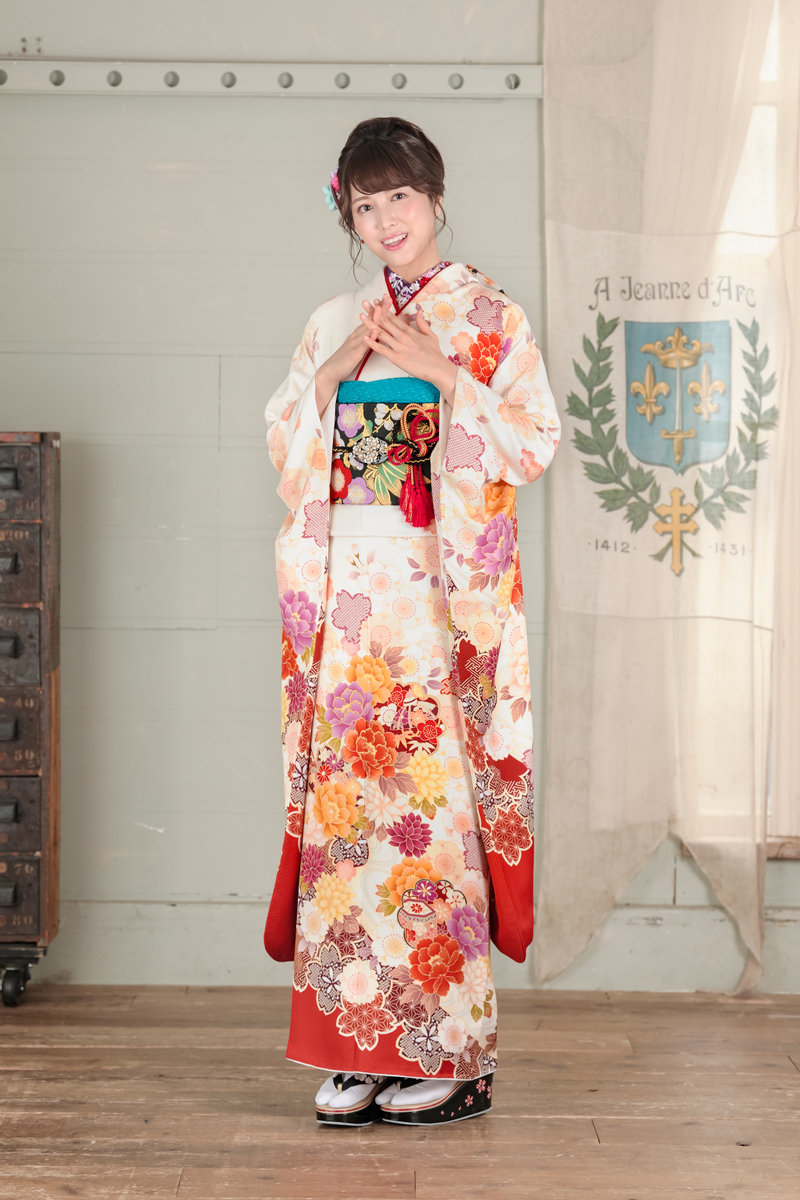 ミルキーカラーに朱赤を組み合わせた振袖【MK-801】 / まるやま・京彩
