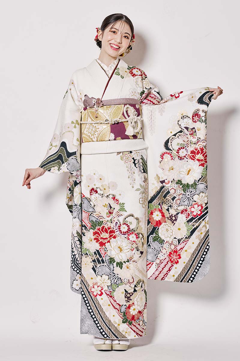 鮮やかな彩りと華やかな花模様が映える優美な振袖【MK-1612】 / まるやま・京彩