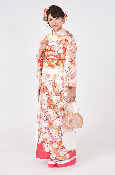 白地に鞠や牡丹のしっとり古典柄振袖 【MKK-28013】｜まるやま