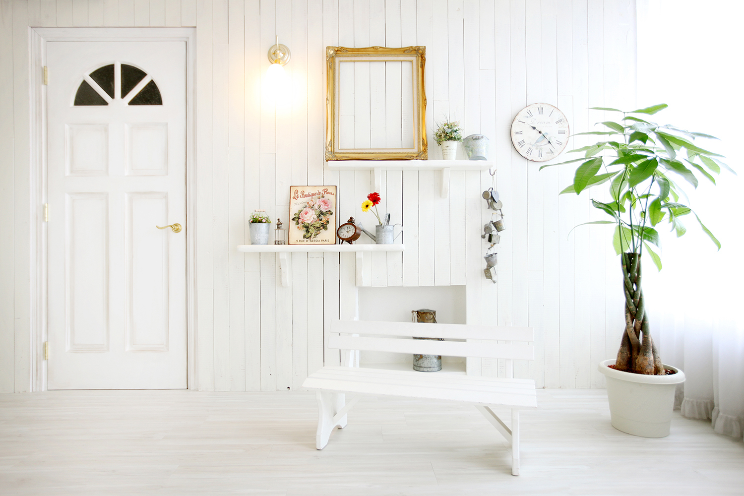 白で統一され、心地よい光の入るおしゃれなスタジオ