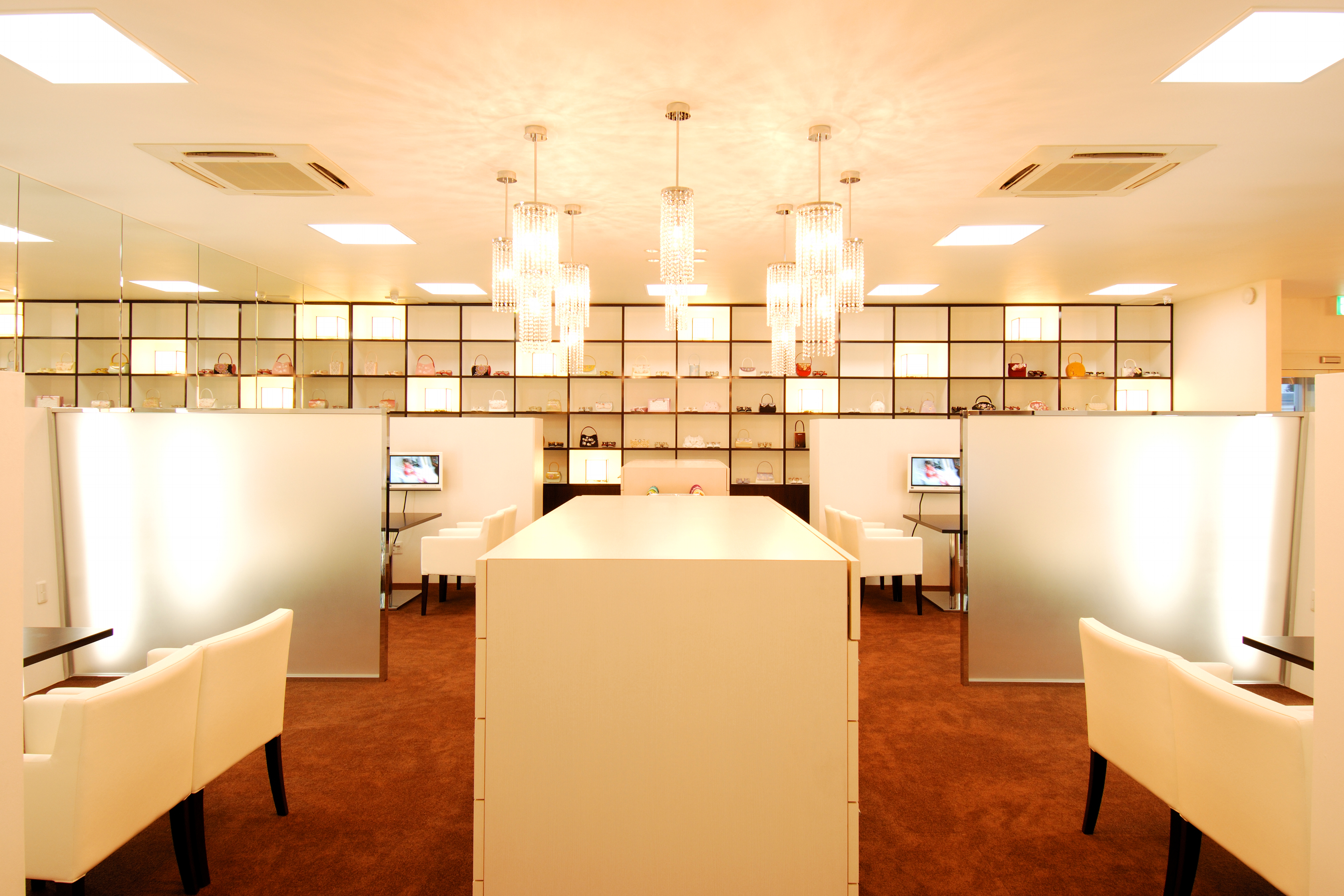 １F：ふりそでｆＲＩＱＵｅ 　ゆったり個別のブースで・・・